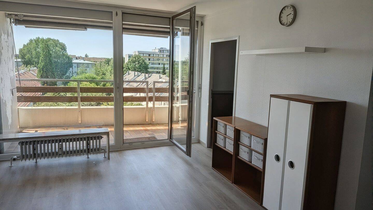 2 ZKB mit großem Balkon, teilmöbliert