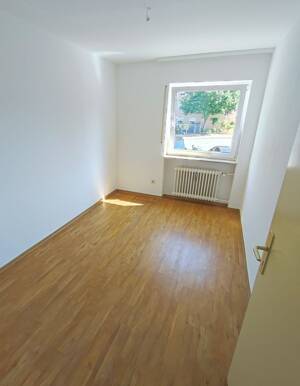 Frisch renovierte, bezugsfreie 3,5-Zimmer-Wohnung mit Balkon und Stellplatz – 91056 Erlangen – Vorschaubild 9