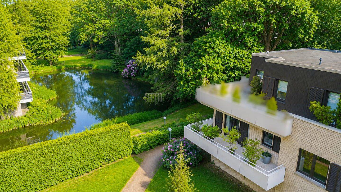 Urlaubsfeeling inklusive - Helle Wohnung mit Blick ins Grüne und Wasser + TG Platz – Hamburg – Vorschaubild 2
