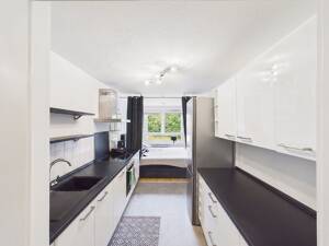 Helle 3-Zimmer-Wohnung mit Balkon in gepflegter Wohnanlage mit Aufzug, 2 Kellerabteile und TG-Platz – 70329 Stuttgart – Vorschaubild 3