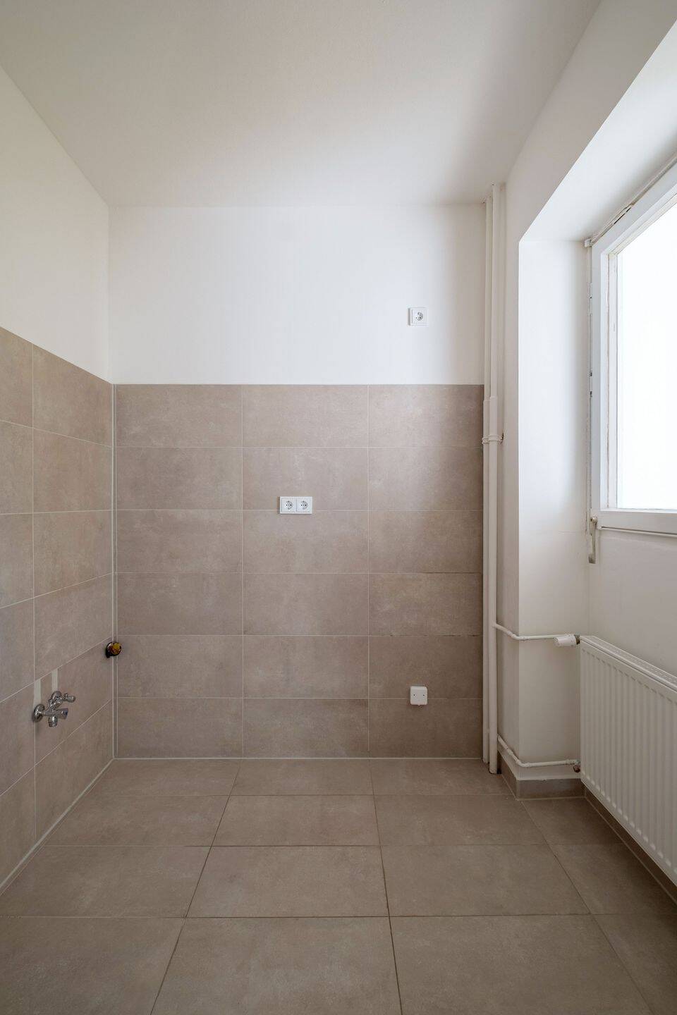 Frisch saniertes 1-Zimmer-Apartment mit großer Süd-Loggia und Tiefgarage – Berlin – Vorschaubild 4