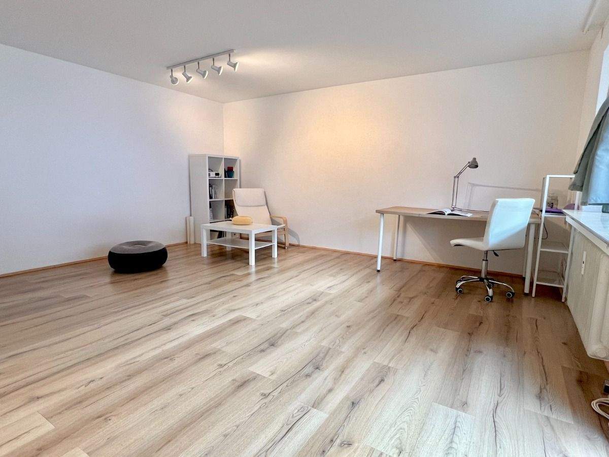 Helle 2-Zimmer-Wohnung mit Balkon, Aufzug und Stellplatz in gepflegtem Mehrfamilienhaus