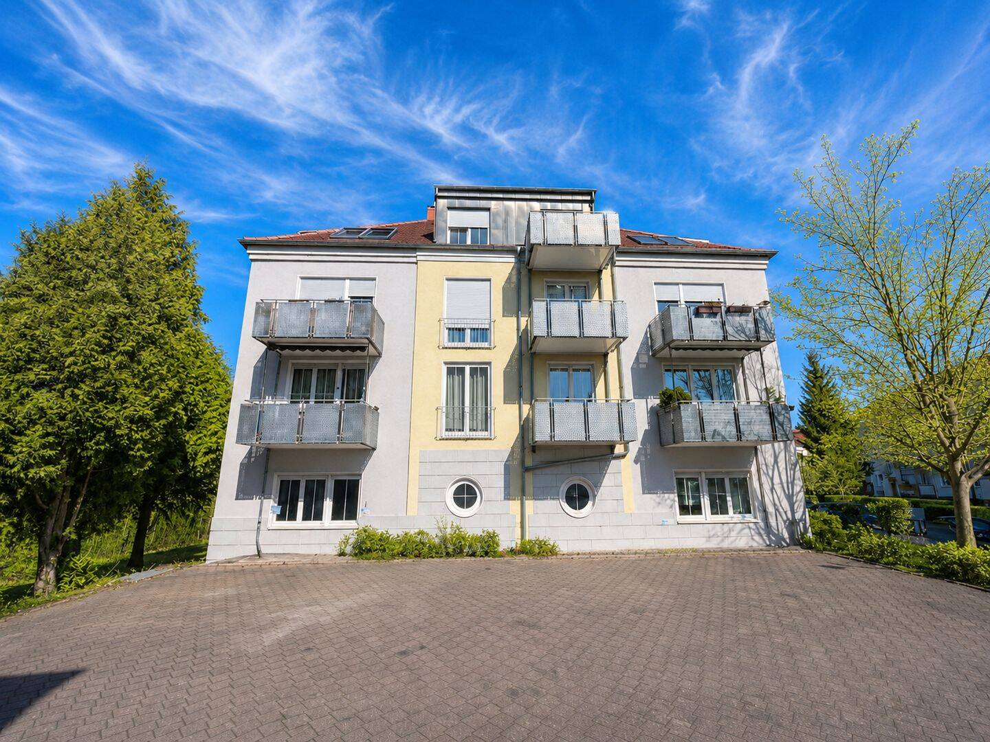 WOHNUNGSPAKET MIT 4 VERMIETETEN EIGENTUMSWOHNUNGEN + TG – Dresden – Vorschaubild 2
