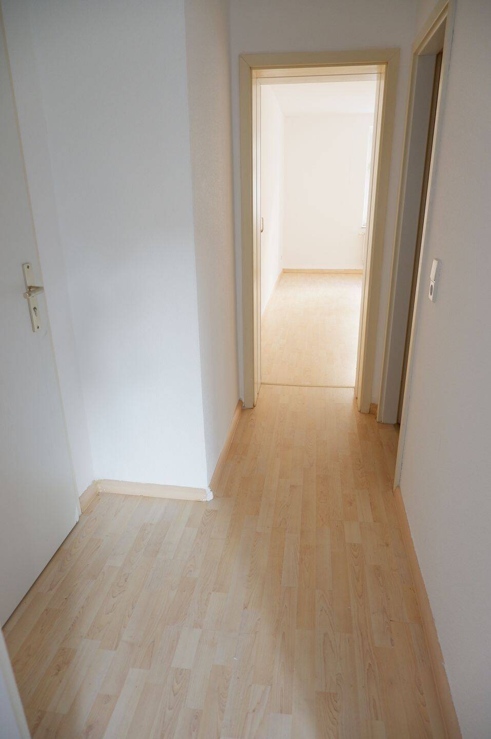 Frei ab 1.8.26 + Balkon an der Küche + Bad mit Wanne – Chemnitz – Vorschaubild 2