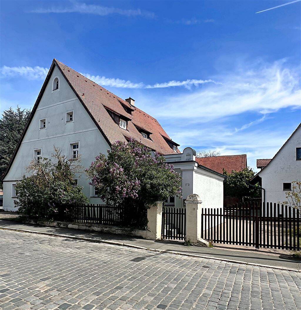 Großes Potenzial! Leerstehendes Wohn- und Geschäftshaus in Nürnberg-Buch