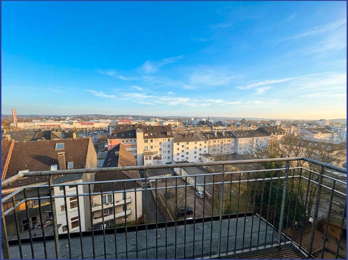 Wohnen über den Dächern: Lichtdurchflutete Dachgeschosswohnung mit Fernblick