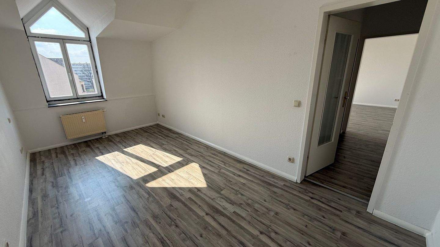 DG + Aufzug + moderner Boden + Bad mit Wanne + EBK – Chemnitz – Vorschaubild 7