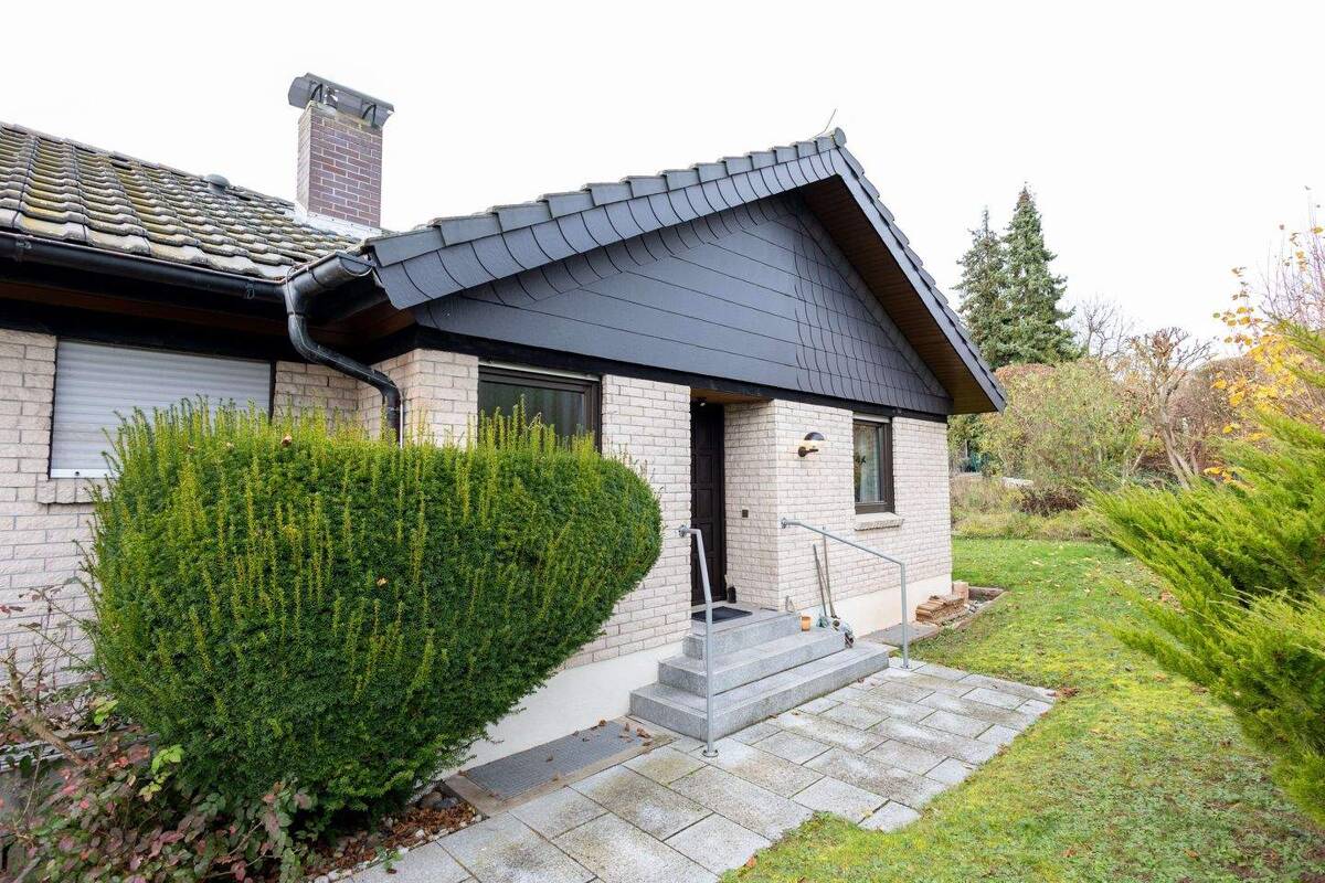 Gepflegter Bungalow I Großer Hobbyraum I Herausragende Lage – 90768 Fürth – Bild 1 von 9