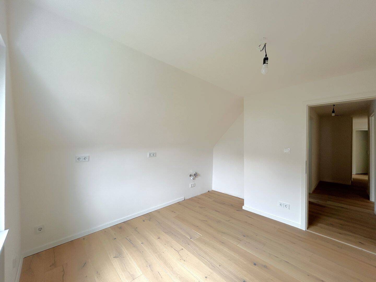 Renovierte 4 Zimmerwohnung mit hochwertiger Ausstattung! – Hannover – Vorschaubild 8