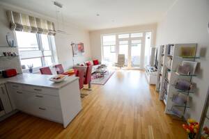 2,90 m Deckenhöhe & Südloggia | Exklusive Wohnung am Godewindpark – 23570 Lübeck – Vorschaubild 4
