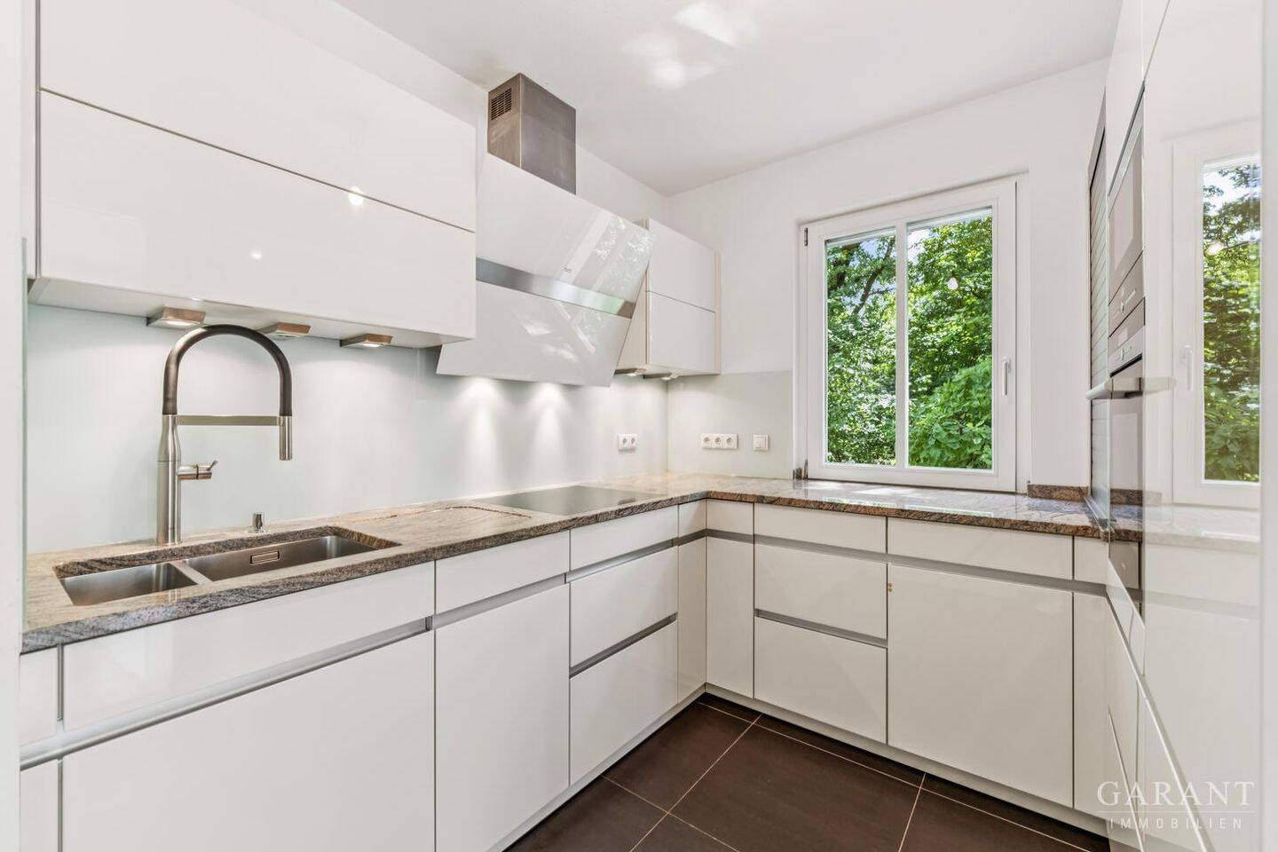 Moderne 4 Zimmer-Wohnung mit Süd/West-Loggia direkt am Park – München – Vorschaubild 4