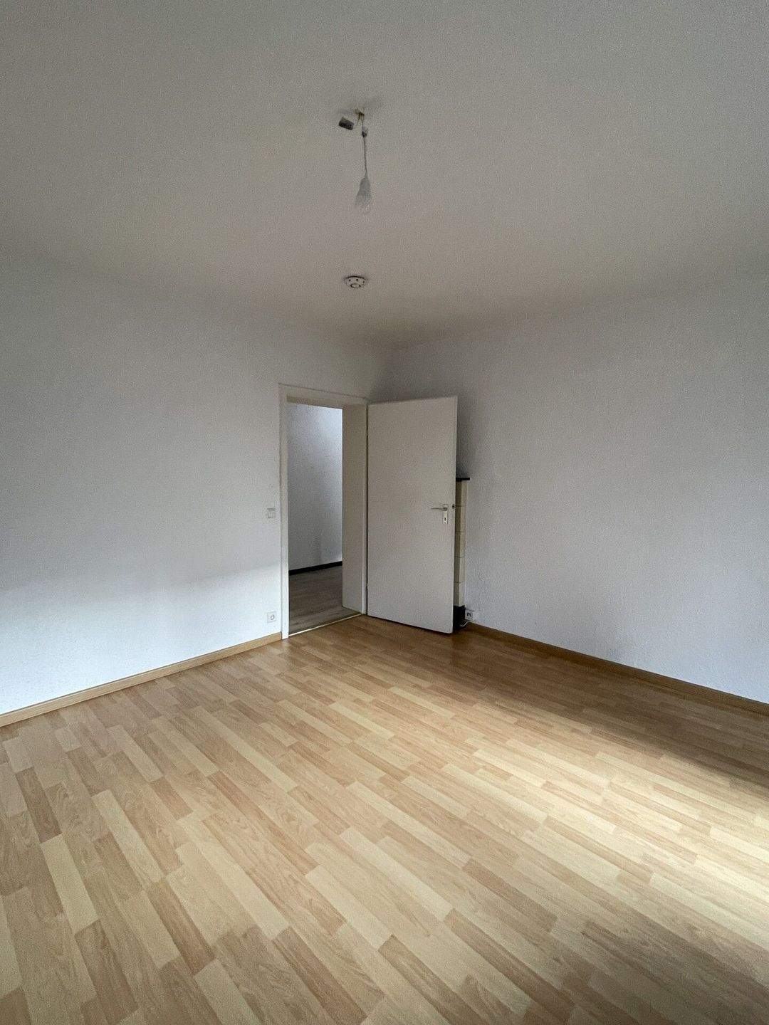 2-Zimmer mit Terrasse und kleinem Garten, ab sofort bis 31.03.27 – Stuttgart – Vorschaubild 5