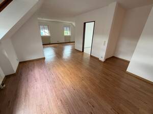 Sonnige, große 3-Zimmer-DG-Wohnung mit riesigem Wohn-/Esszimmer in ruhiger, gepflegter, kleiner Anlage mit Balkon und Gemeinschaftsgarten ab sofort