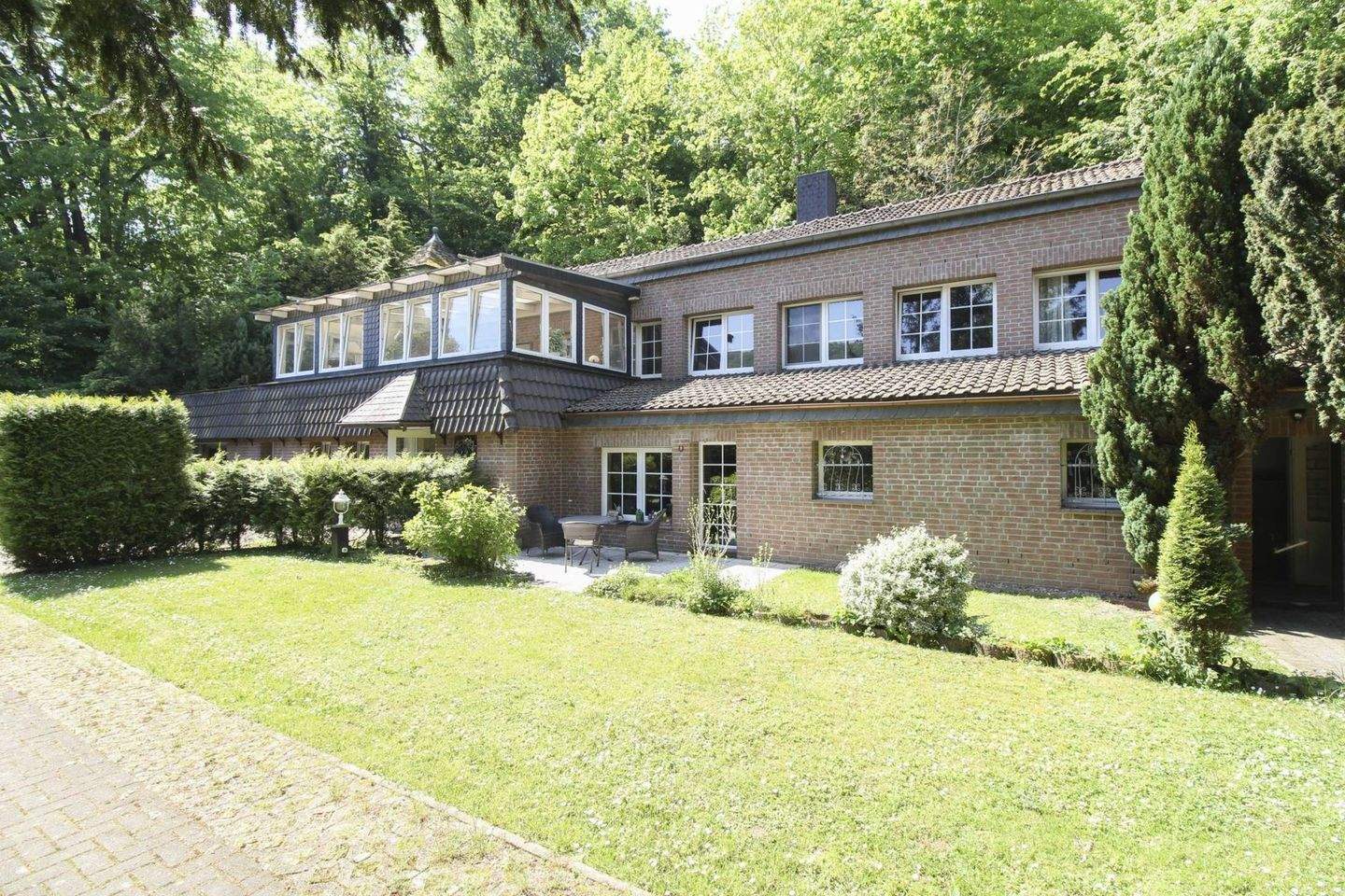 Provisionsfrei! Exklusives Anwesen für Familien und Kapitalanleger in Top-Lage (u.a. Altersresidenz) – Bodenwerder – Bild 1 von 9
