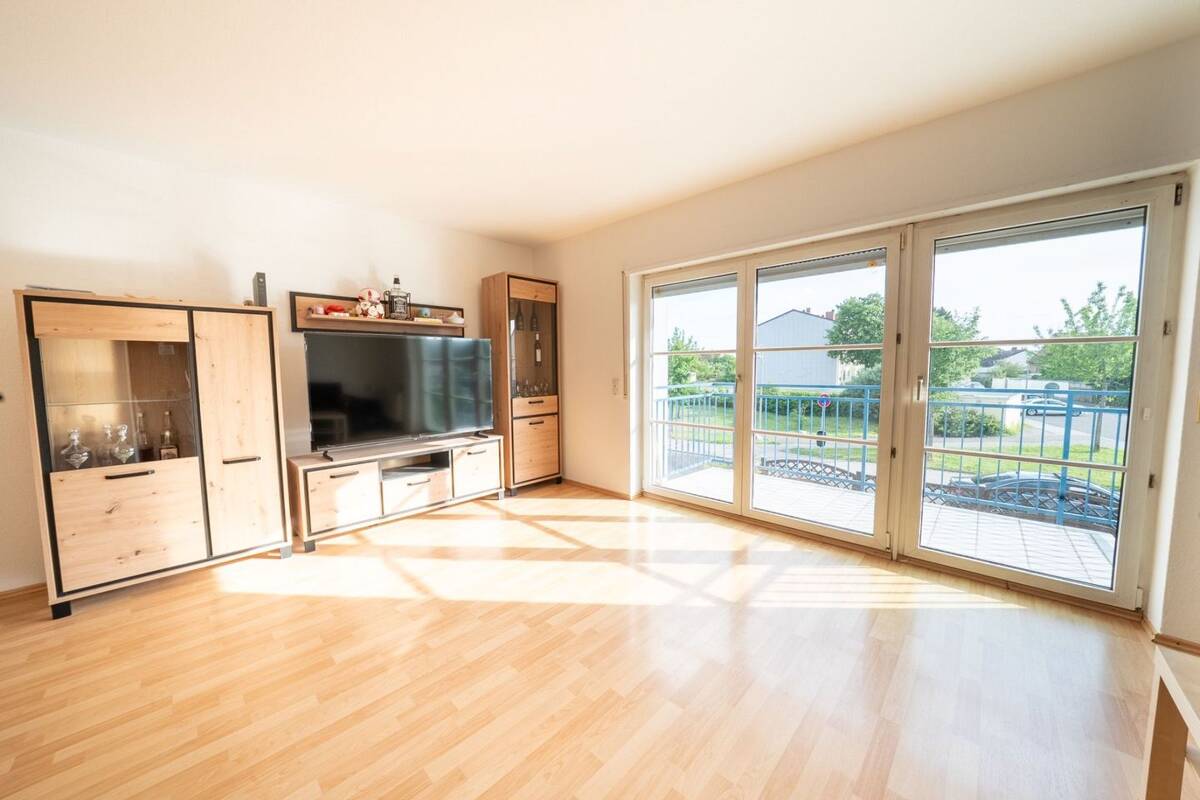 Moderne 2-ZKB mit Balkon, EBK & Stellplatz in kleinem Wohnhaus – 67069 Ludwigshafen am Rhein – Bild 1 von 9