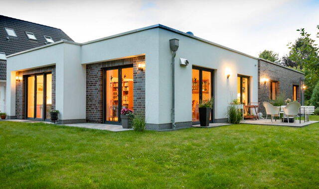 Barrierefrei auf einer Ebene. Noch eine Hälfte frei! Neubau eines Flachdachbungalow-Doppelhaus in Kiel Suchsdorf