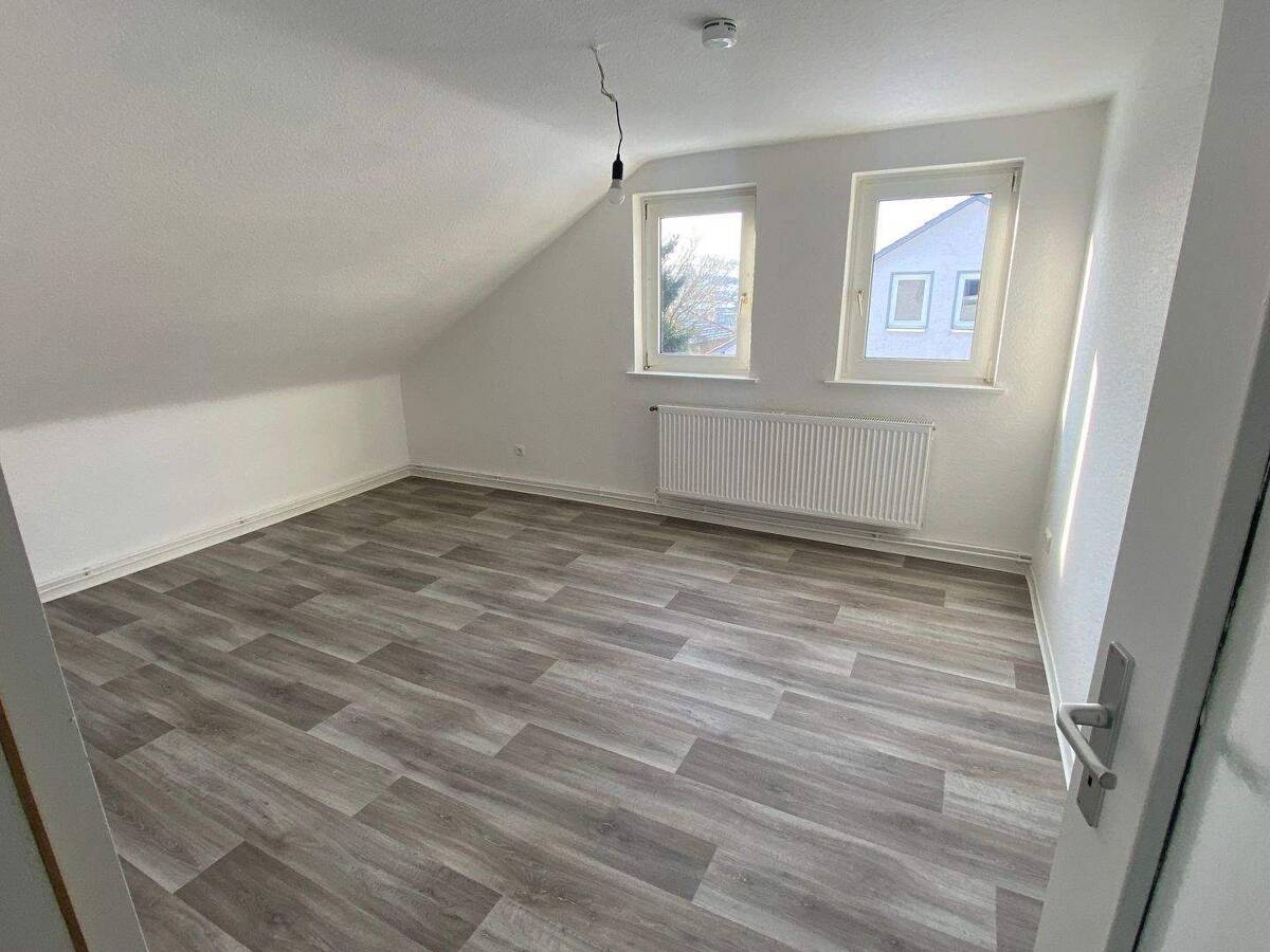 Ab 01.10. - Süße Dachgeschosswohnung für den netten Single – 38723 Seesen – Bild 1 von 8