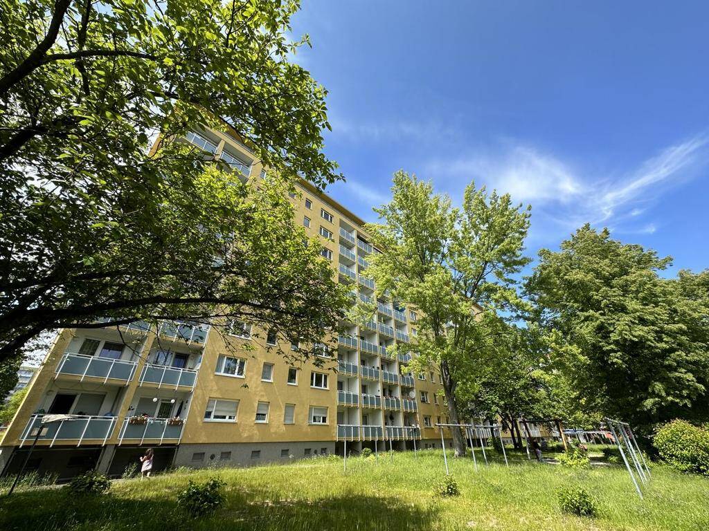 NEU sanierte Balkonwohnung begrünter Umgebung