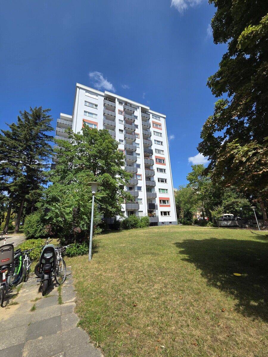 Hauptstadtmakler-Bezugsfreie Wohnung mit Stellplatz und tollem Ausblick – Berlin – Vorschaubild 2