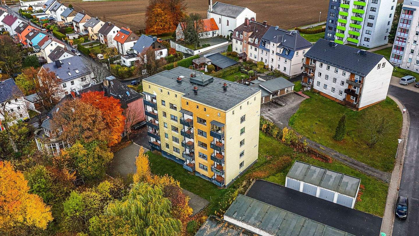Kapitalanlage mit Potenzial: Komplett vermietetes MFH mit 15 Wohnungen, Aufzug & Garagen – Selb – Vorschaubild 3