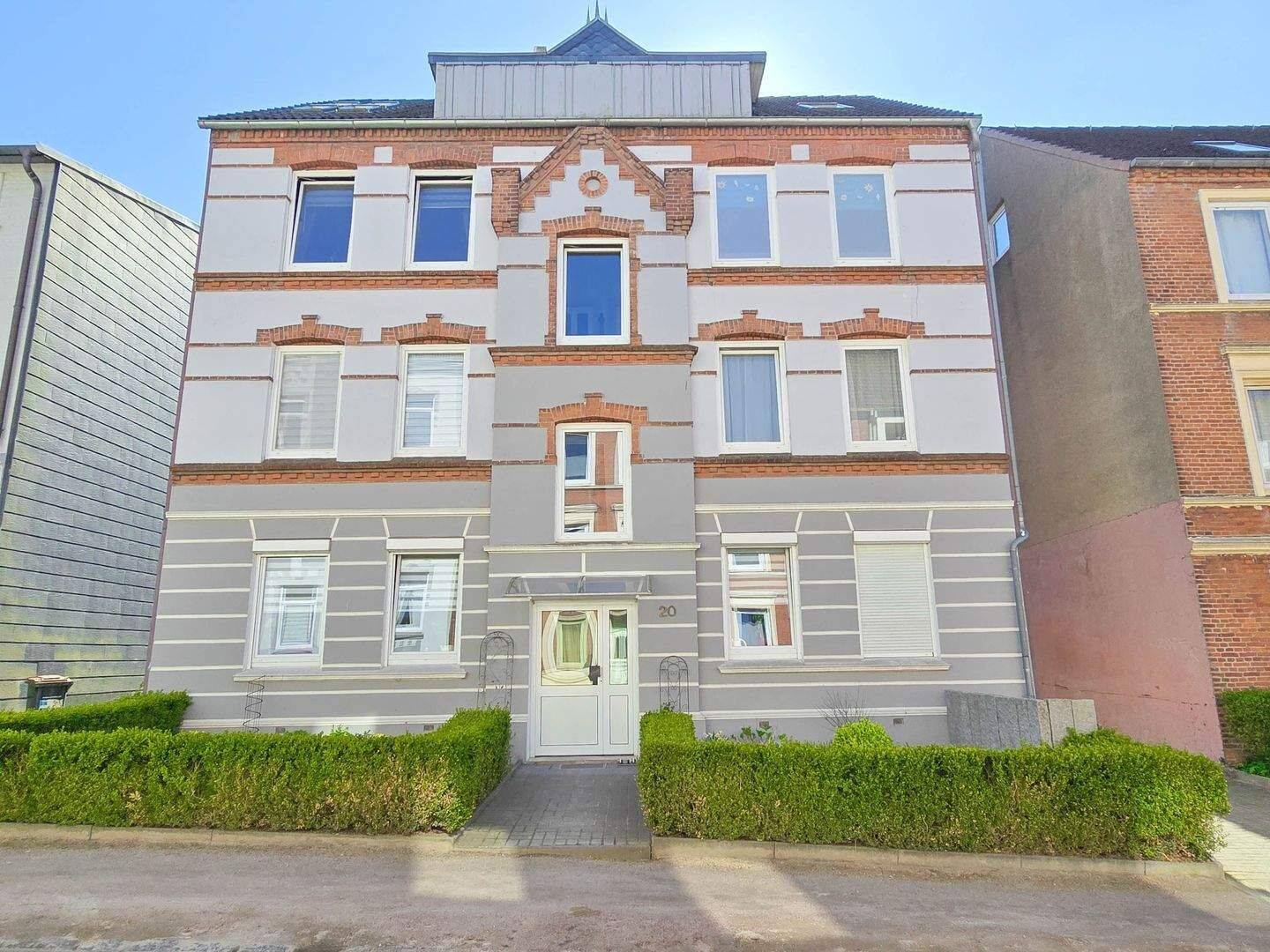 Charmantes, modernisiertes Mehrfamilienhaus mit 5 Wohnungen und Garagen in bevorzugter Lage