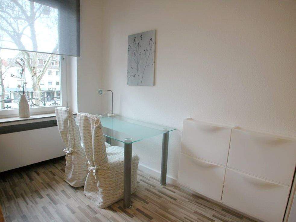 FLATmix.de / Helles, komplett möbliertes Zimmer mit WEST-Balkon in PB-Mitte...