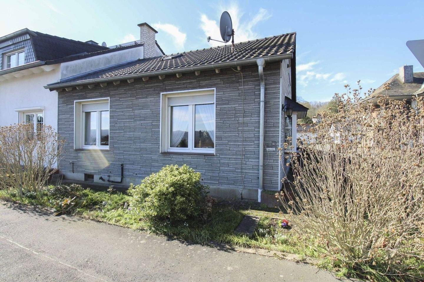 Vermietetes und gepflegtes Haus in Rheinnähe in Bad Godesberg - Mehlem – Bonn – Bild 1 von 9