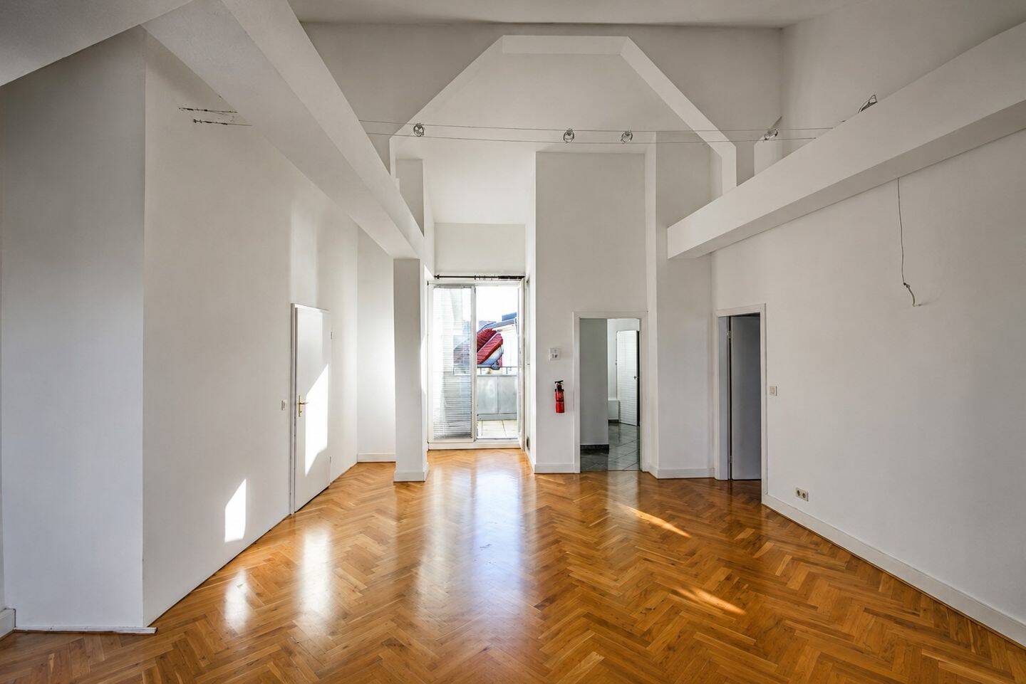 Vermietete, helle, geräumige Dachgeschosswohnung in bester Lage – Berlin – Vorschaubild 2