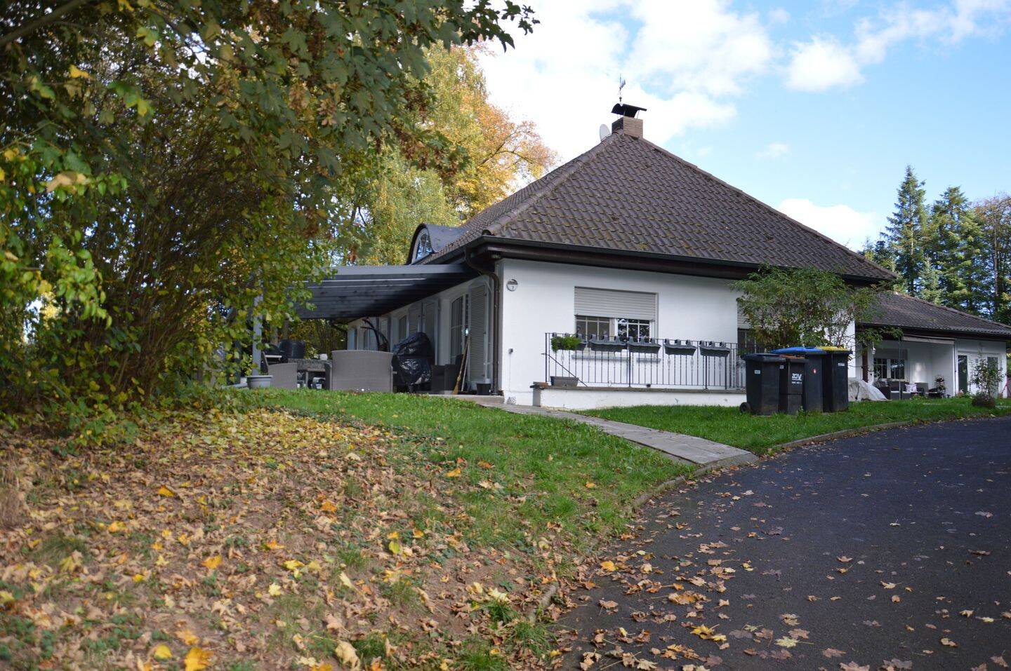 2-Familienhaus Villa mit schönen Waldgrundstück! 6500m² auch Teilbar! nähe Alsfeld! ruhige Alleinlage! – Alsfeld – Vorschaubild 4