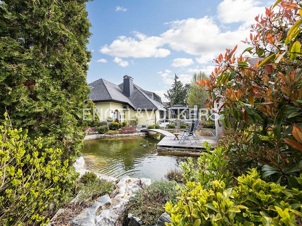Natur trifft Luxus – Villa mit außergewöhnlicher Außenanlage – Cadolzburg – Bild 1 von 9