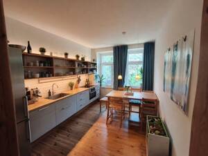 Stilvolle 2-Zimmer-Altbauwohnung mit Stuck, Echtholzdielen und großem Gemeinschaftsgarten