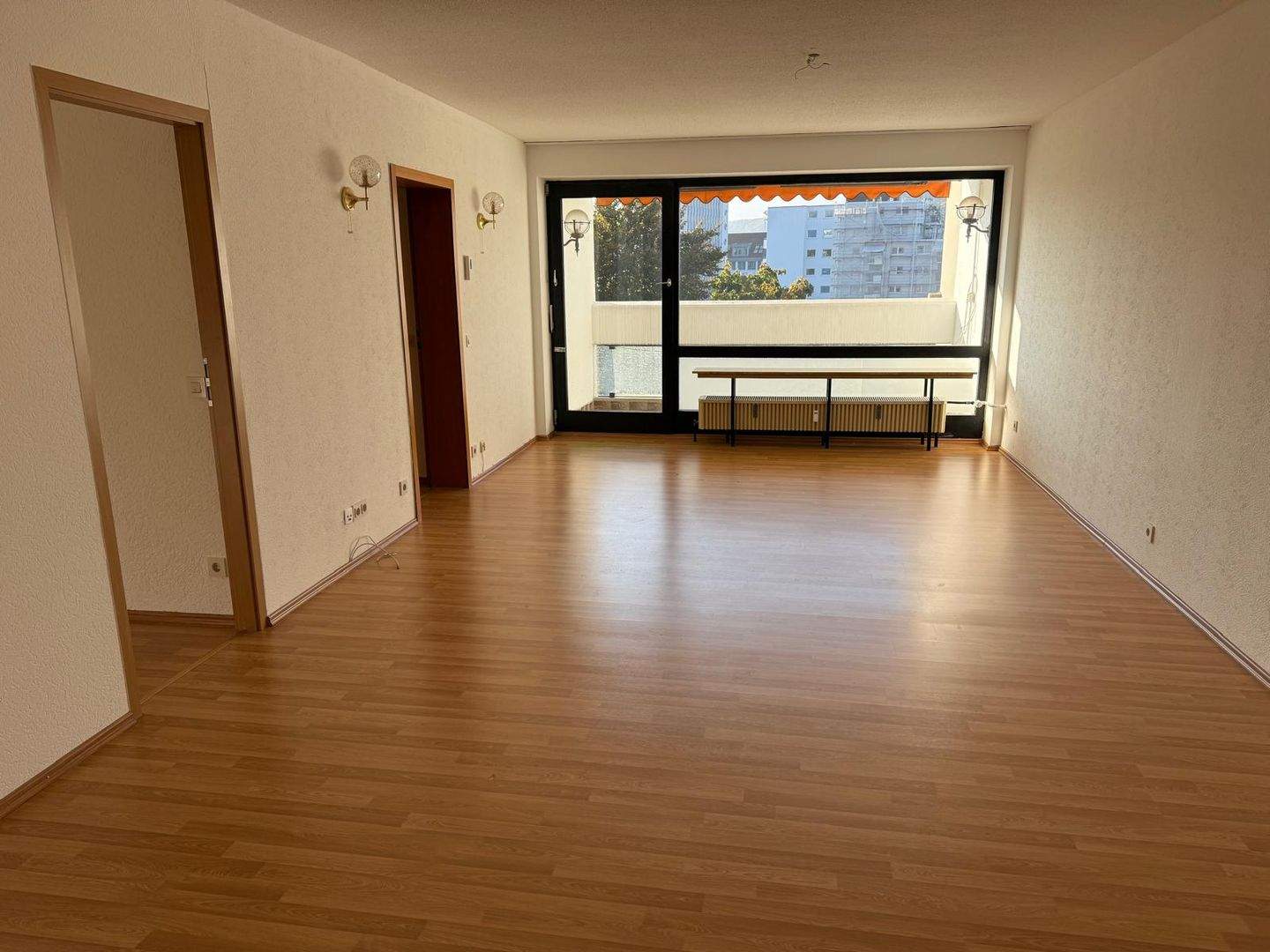 Beste Stadtlage, Sachsenweg, Saarbrücken, komfortable ETW-Wohnung mit Garage und Pool im Haus – Saarbrücken – Vorschaubild 2
