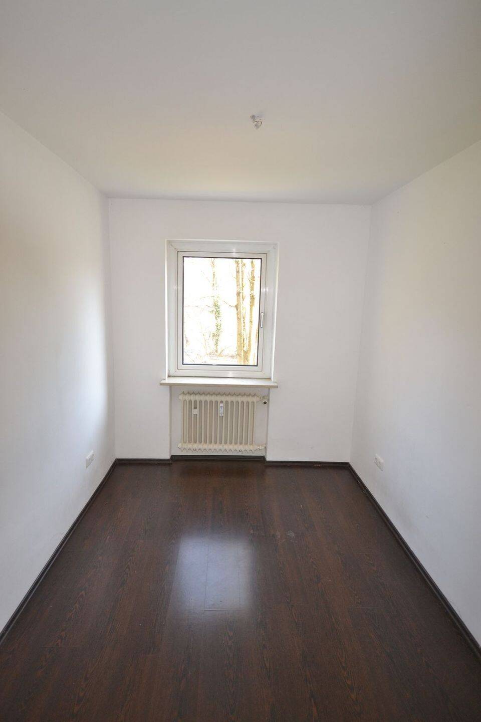Gemütliches Wohnen: 4 Zimmer in gepflegtem Haus im Grünen – München – Vorschaubild 8