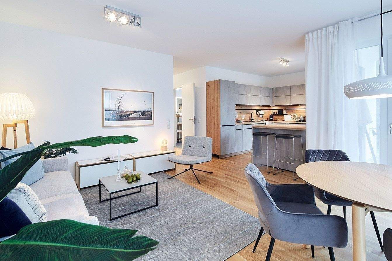 MUSTERWOHNUNGSVERKAUF! Drei-seitig-belichtete, großzügige 3-Zimmer-Wohnung mit sonnigem Privatgarten und richtig toller Einbauküche! – Nürnberg – Bild 1 von 9