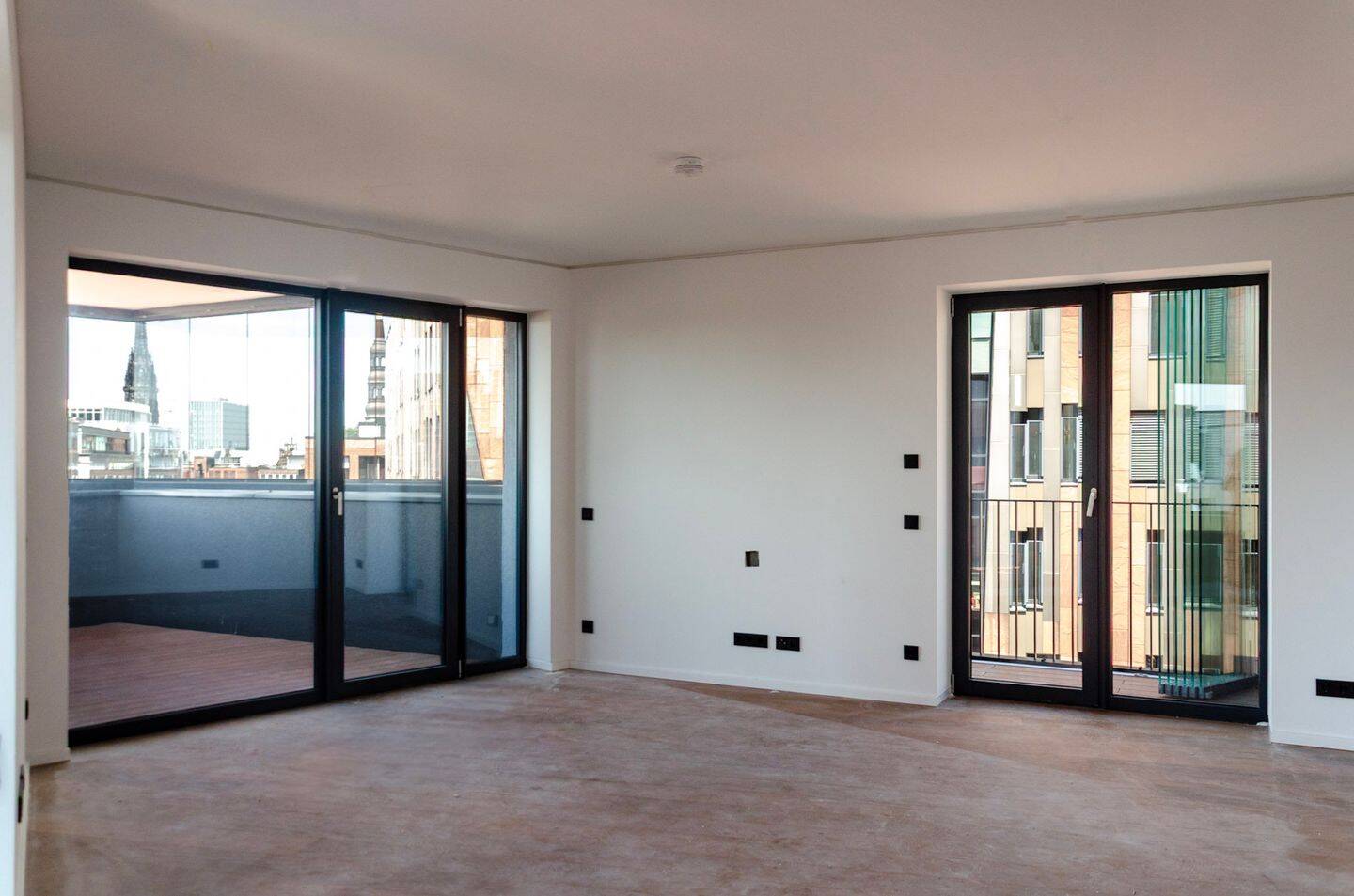 Über den Dächern der HafenCity: Skyline-Views vom 10. Obergeschoss (Endetage) im Eleven Decks – Hamburg – Vorschaubild 2