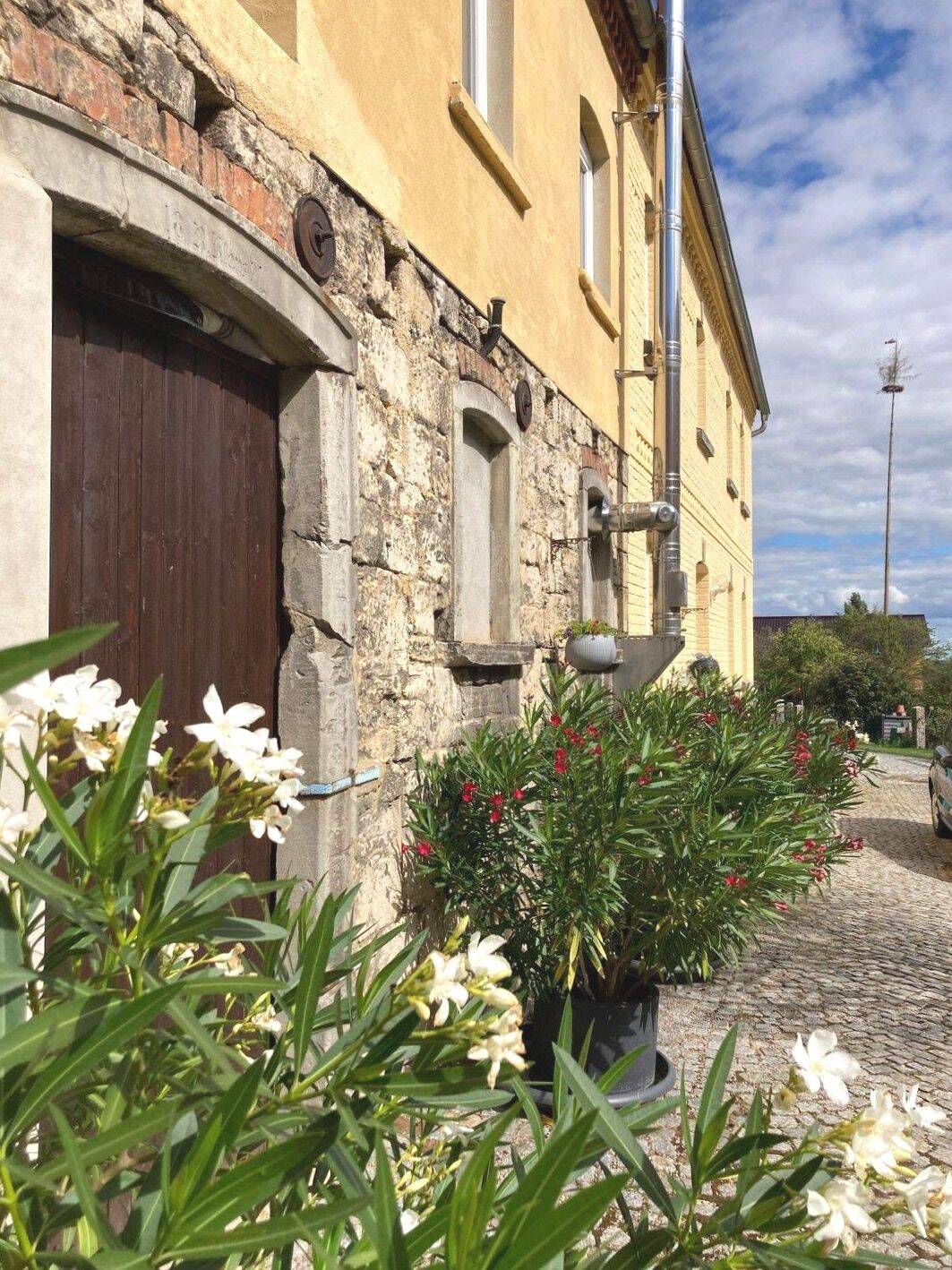 Riesiger Dreiseitenhof zwischen Jena und Eisenberg auf 3.000 Quadratmetern Grund mit vier Wohneinheiten - Top Zustand – Jena – Vorschaubild 4