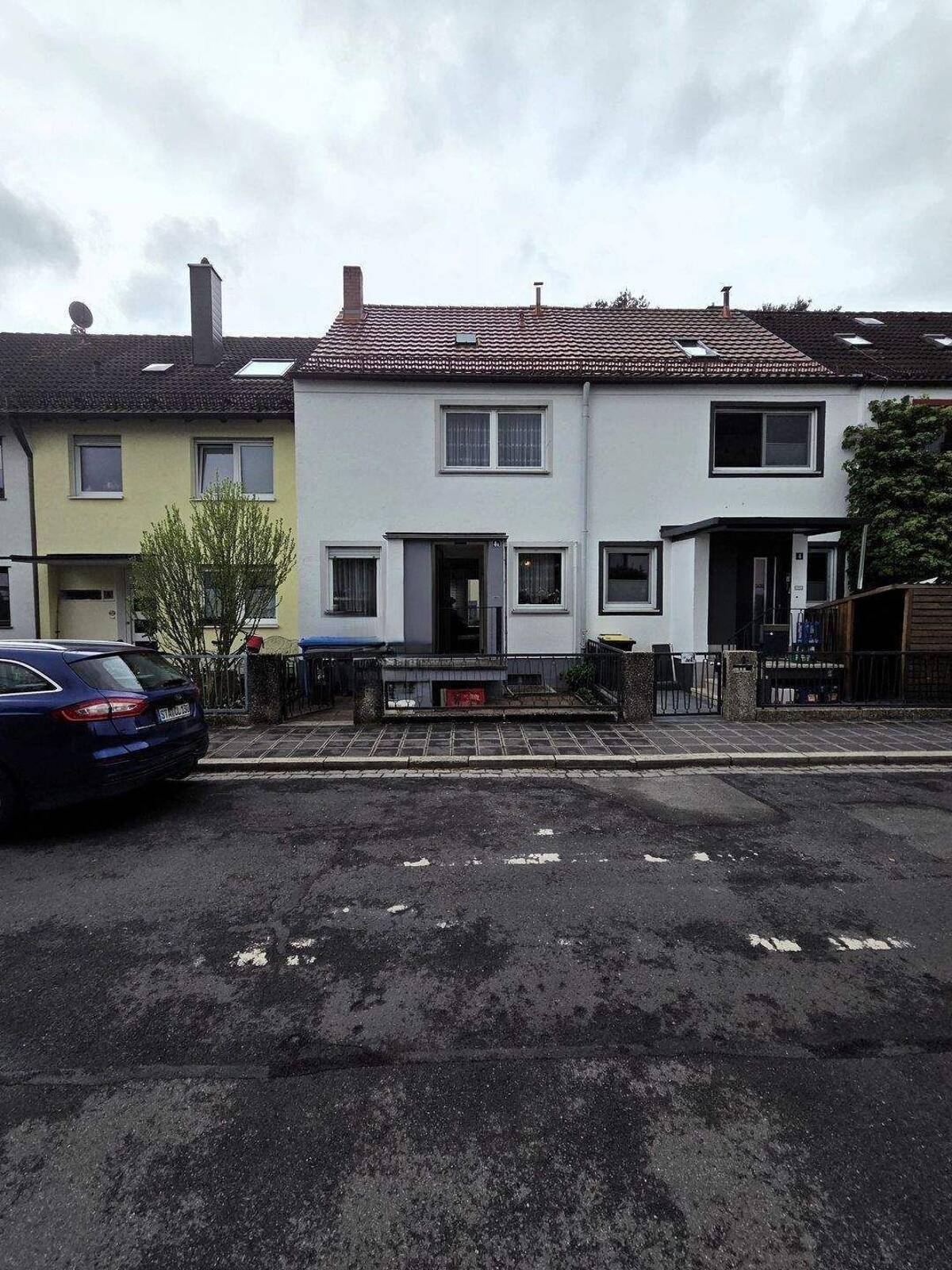 Charmantes Reihenmittelhaus in gefragter Lage verwirklichen Sie Ihre Wohnideen – 90475 Nürnberg – Bild 1 von 9