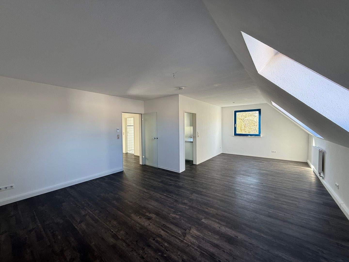 Große und lichtdurchflutete 4-Raum-Maisonette-Wohnung mit Tageslichtbad und EBK – Chemnitz – Vorschaubild 2