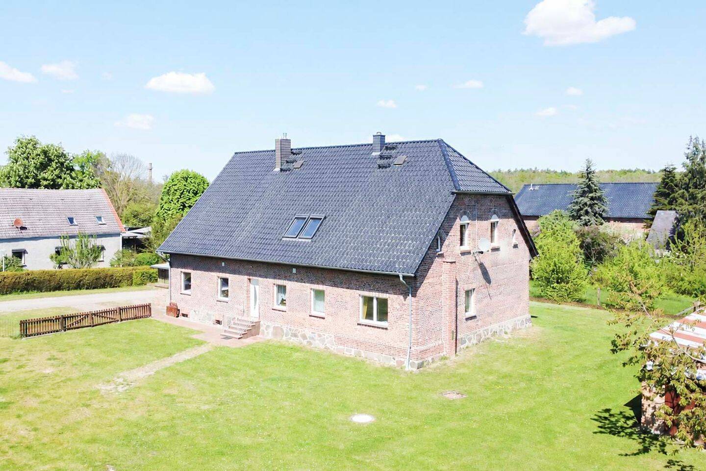 Historisches Gutshaus mit Charakter & viel Platz für bewusstes, ökologisches Wohnen – Kruckow – Bild 1 von 9