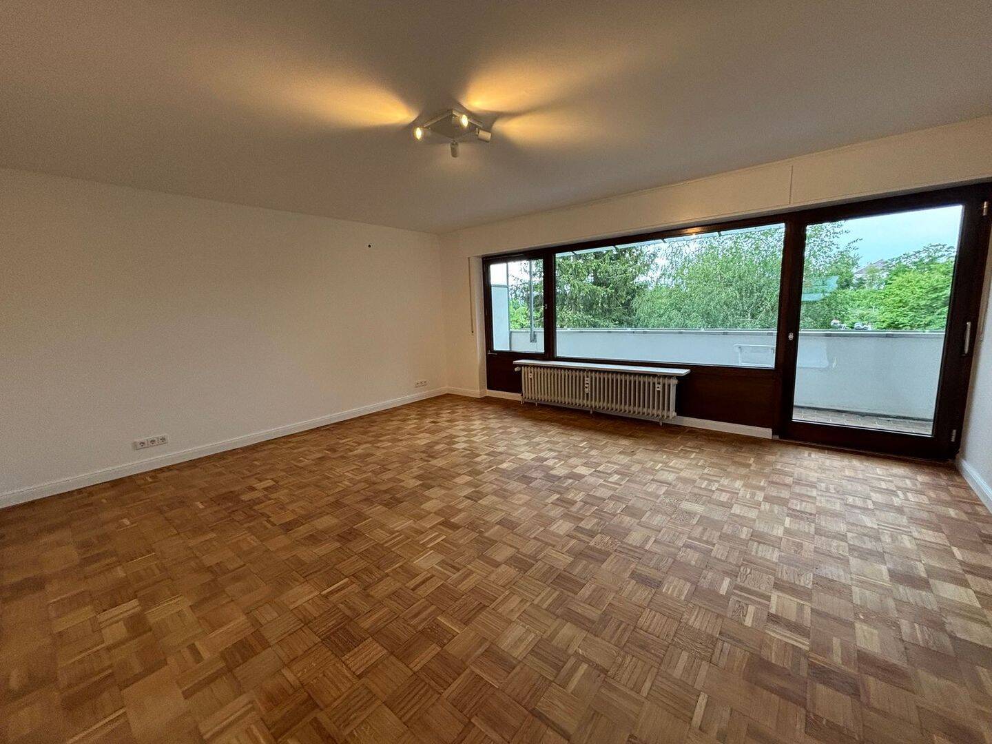 Kernsanierte 3-Zimmerwohnung mit großem Balkon, Blick ins Grüne und Stellplatz