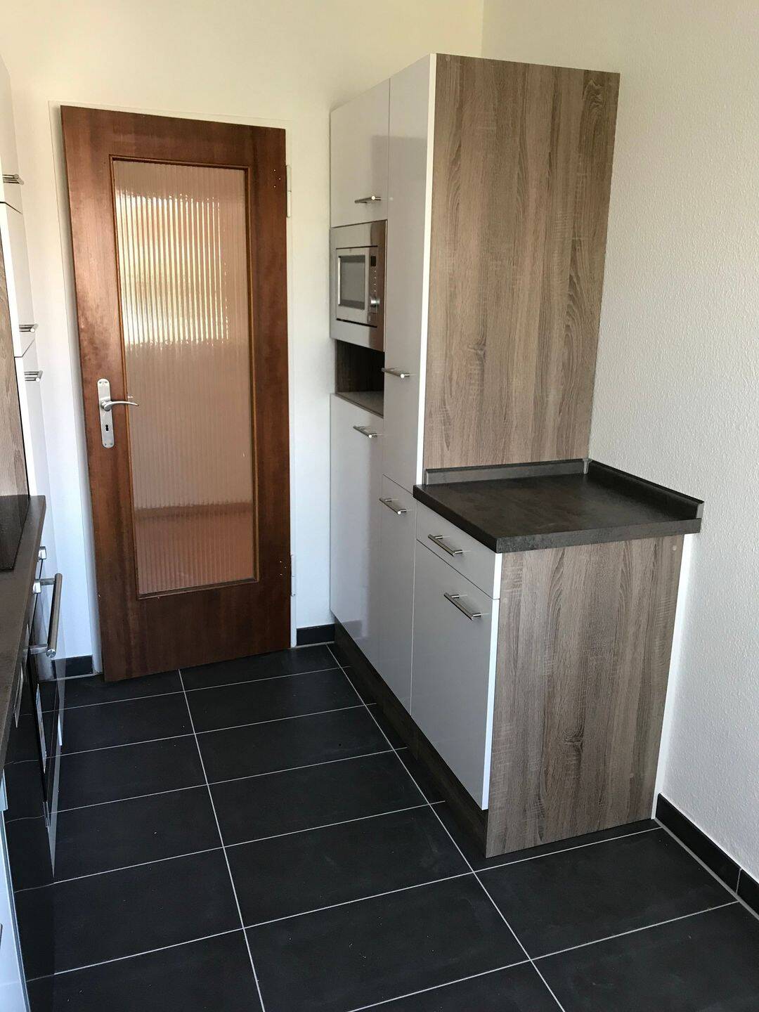 Helle, gut geschnittene 2-Zimmer-Wohnung mit Balkon mit frisch saniertem Bad in günstiger Lage von Privat zu vermieten – Erlangen – Vorschaubild 3