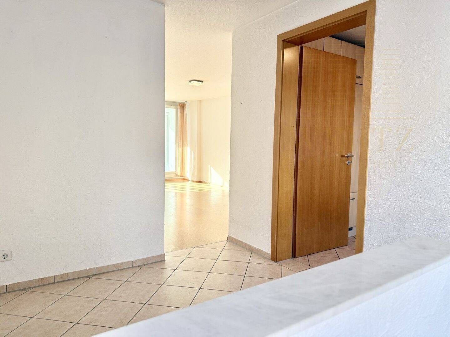 Helle Stadtwohnung mit Loggia, Einbauküche und Aufzug in zentraler Lage – Ulm – Vorschaubild 2