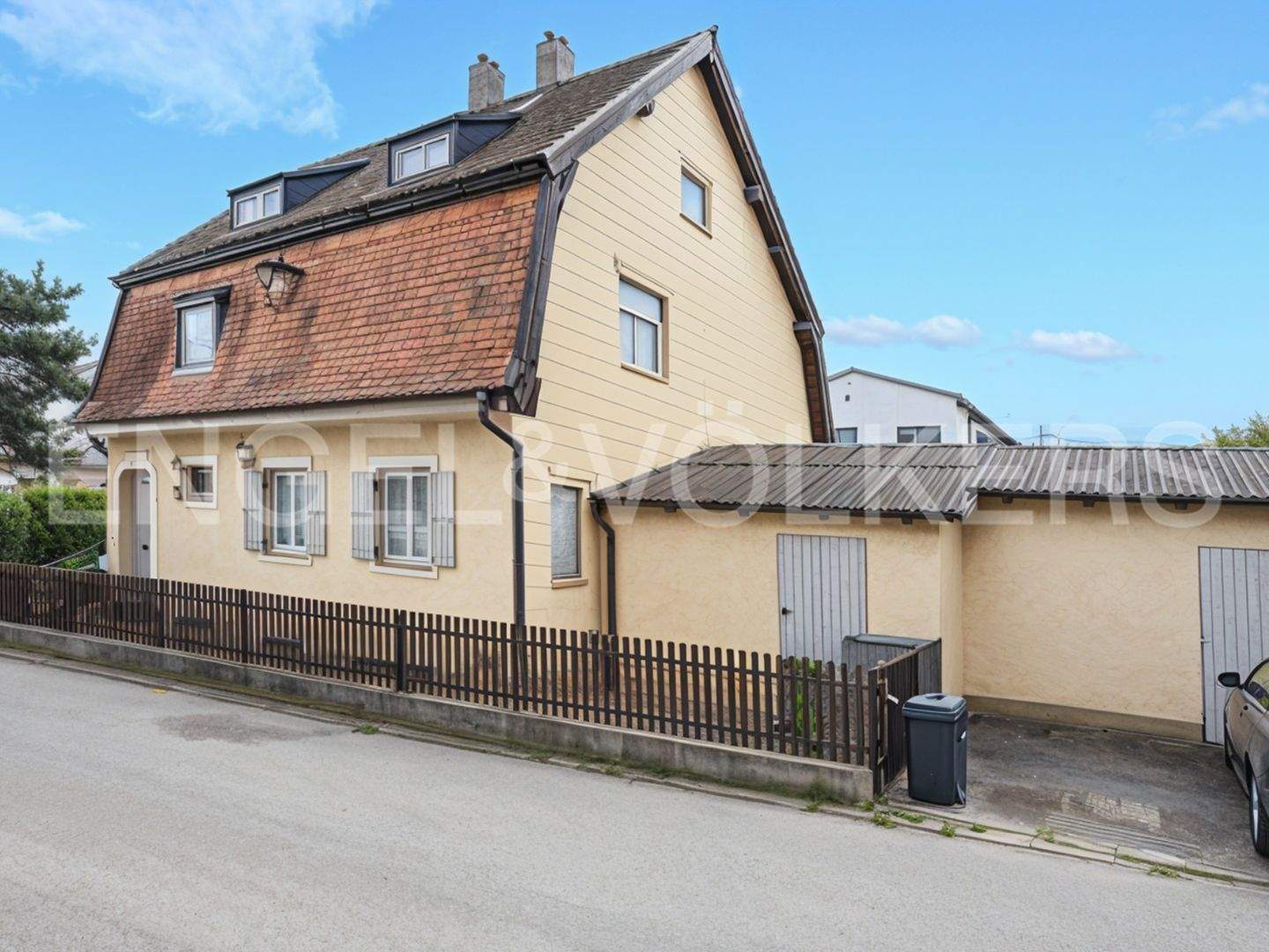 ENGEL & VÖLKERS - Historische „Villa Bavaria“ mit Charakter – sanierungsbedürftiges Einfamilienhaus – Grafing – Bild 1 von 9