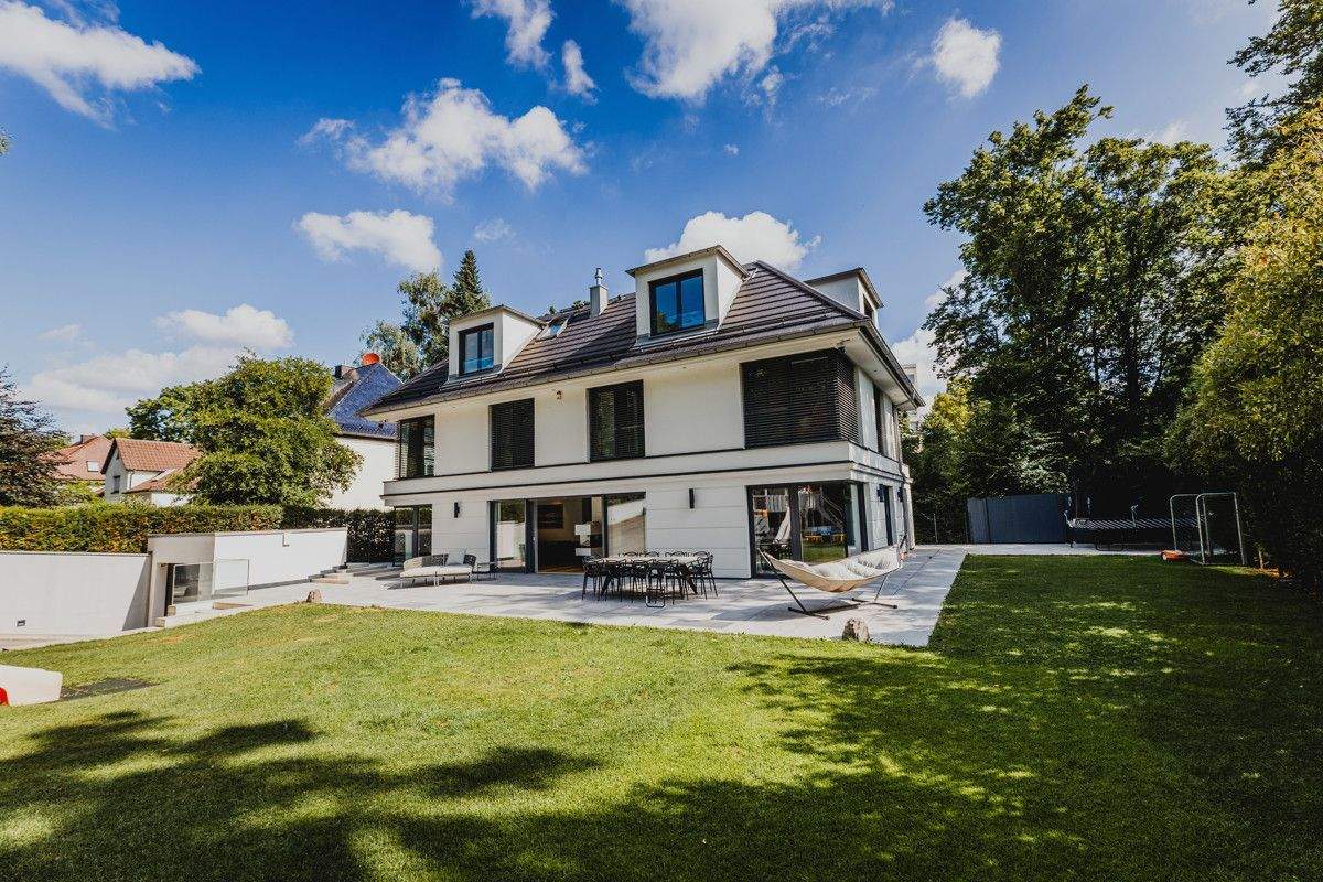 Familienleben in einer LUXUSVILLA unweit der Isarauen – München – Bild 1 von 9
