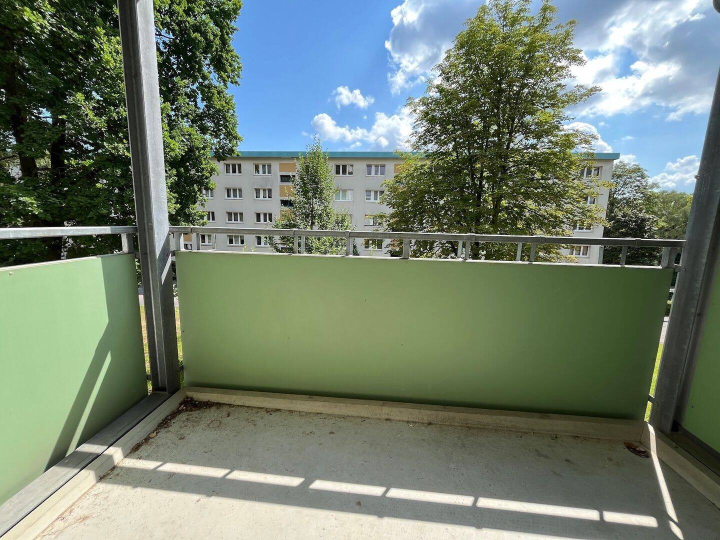 Frisch sanierte Erdgeschosswohnung mit Balkon direkt am Stadtpark für Naturliebhaber – Chemnitz – Vorschaubild 2