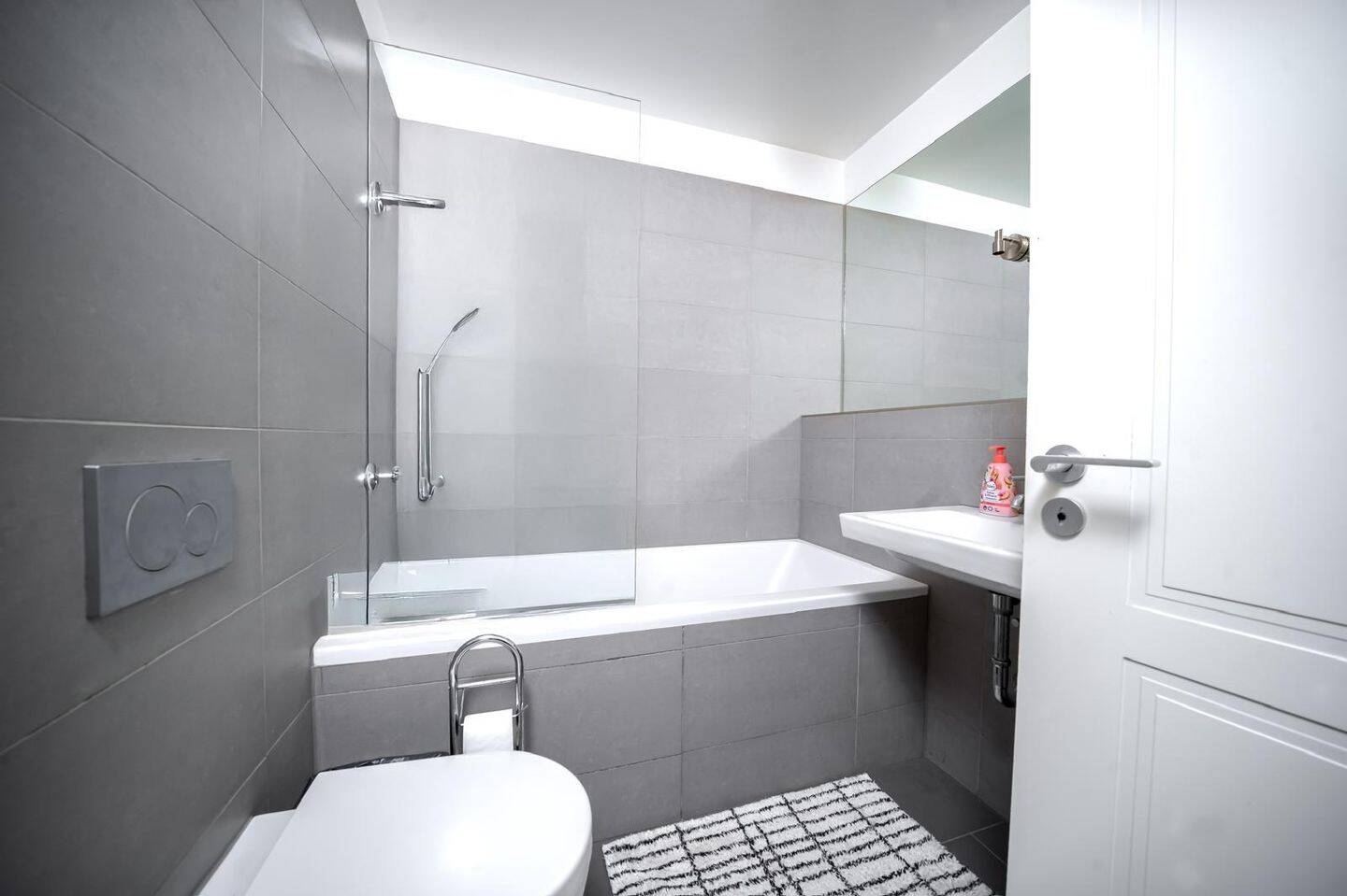 Barrierefreie 3-Zimmer-Wohnung mit 2 Bädern im sanierten Altbau am Schlosspark Charlottenburg – Berlin – Vorschaubild 5
