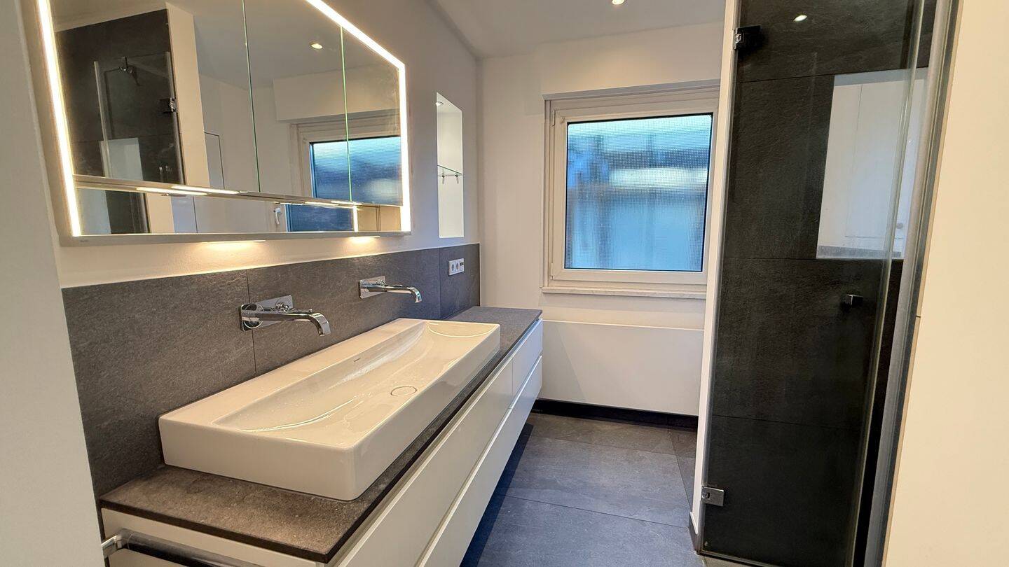 Traum Grundstück trifft modernen Wohnkomfort - 6 Zimmer, Pool, Sauna & Dampfsauna – Leverkusen – Vorschaubild 8