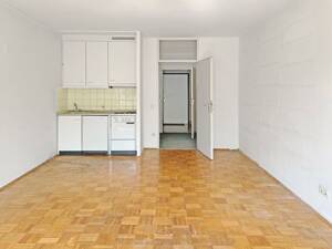 Helles Apartment in ruhiger Lage. Herrlicher Balkon. Beste Infrastruktur. Renovierungsbedarf. – 80797 München – Vorschaubild 4
