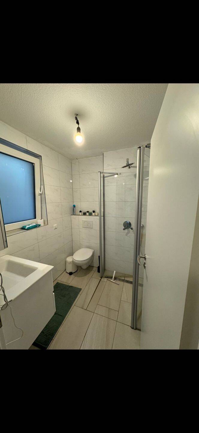 Moderne 2-Zimmer-Souterrainwohnung mit Einbauküche, Stellplatz & separatem Eingang – Nordheim – Vorschaubild 4