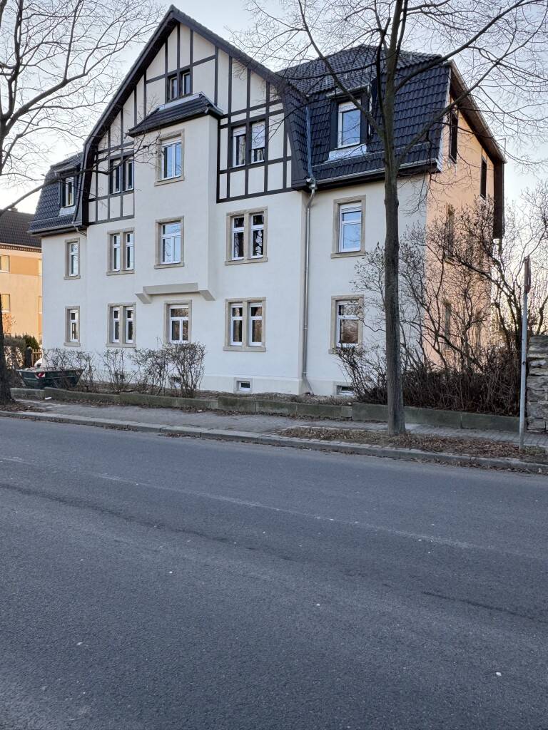 Perfekt geschnitten und frisch saniert mit Balkon, Einbauküche und Bad mit Wanne und Dusche